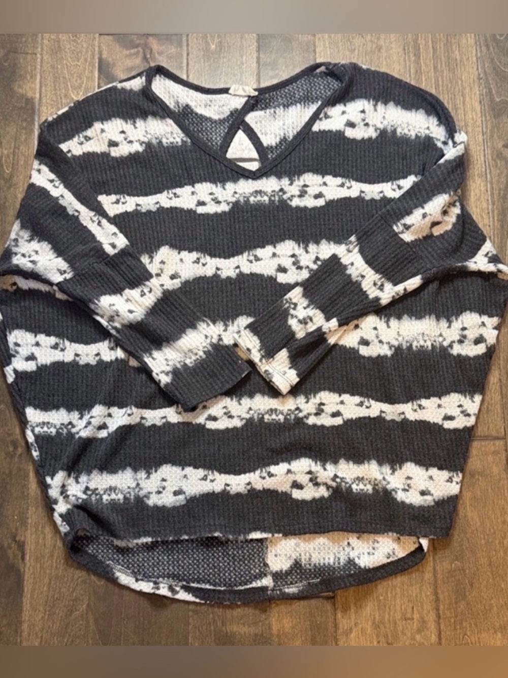Be Stage Black White Tie Dye Waffle Knit Top Medium Criss Cross V-Neck - Picture 3 of 3